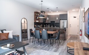 Mountainview Escape | In-room dining - Mountainview Escape Revelstoke Vacations (Revelstoke)