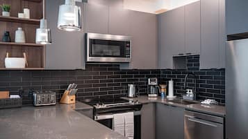 Mountainview Escape | Private kitchen | Full-sized fridge, microwave, oven, stovetop