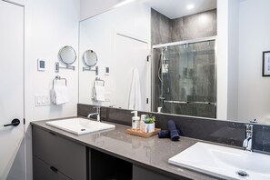 Mountainview Escape | Badeværelse | Kombination af bruser/badekar, gratis toiletartikler, håndklæder
