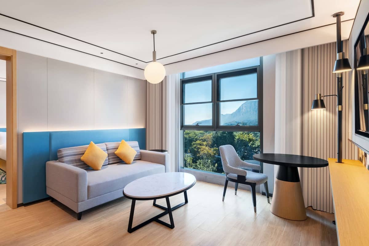 디럭스 스위트, 킹사이즈침대 1개 | 거실 공간 | LED TV