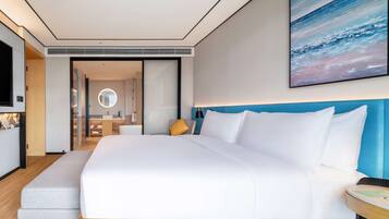 Premier Suite, 1 King Bed | Bathroom | Free toiletries, hair dryer, bathrobes, slippers