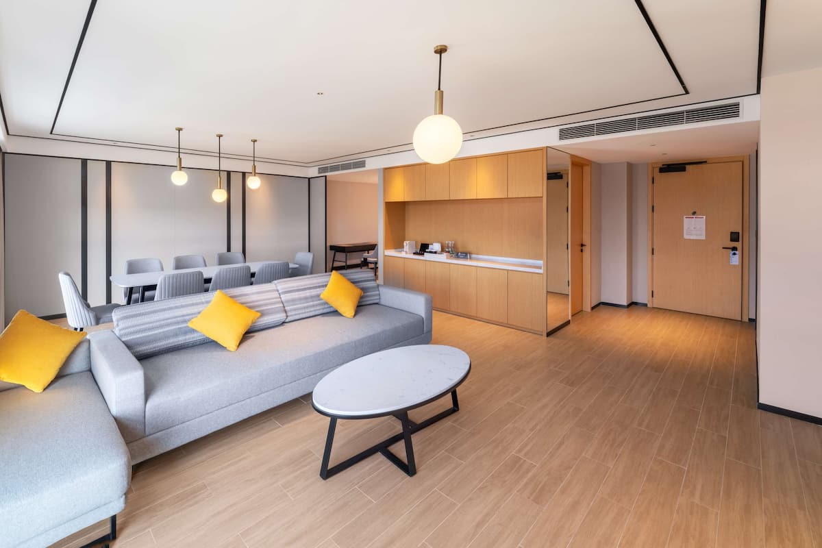 Suite Premier, 1 letto king | Area soggiorno | TV LED