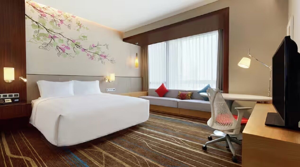 Seprai premium, busa memori, isi minibar gratis, dan brankas