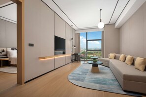 Deluxe suite, 1 kingsize bed | Woonruimte | Een 16-inch lcd-televisie met satellietzenders