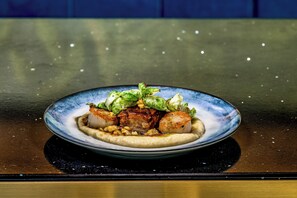 Petit déjeuner, déjeuner et dîner servis sur place