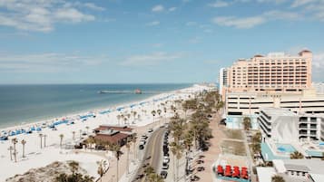 Playa en los alrededores y playa de arena blanca