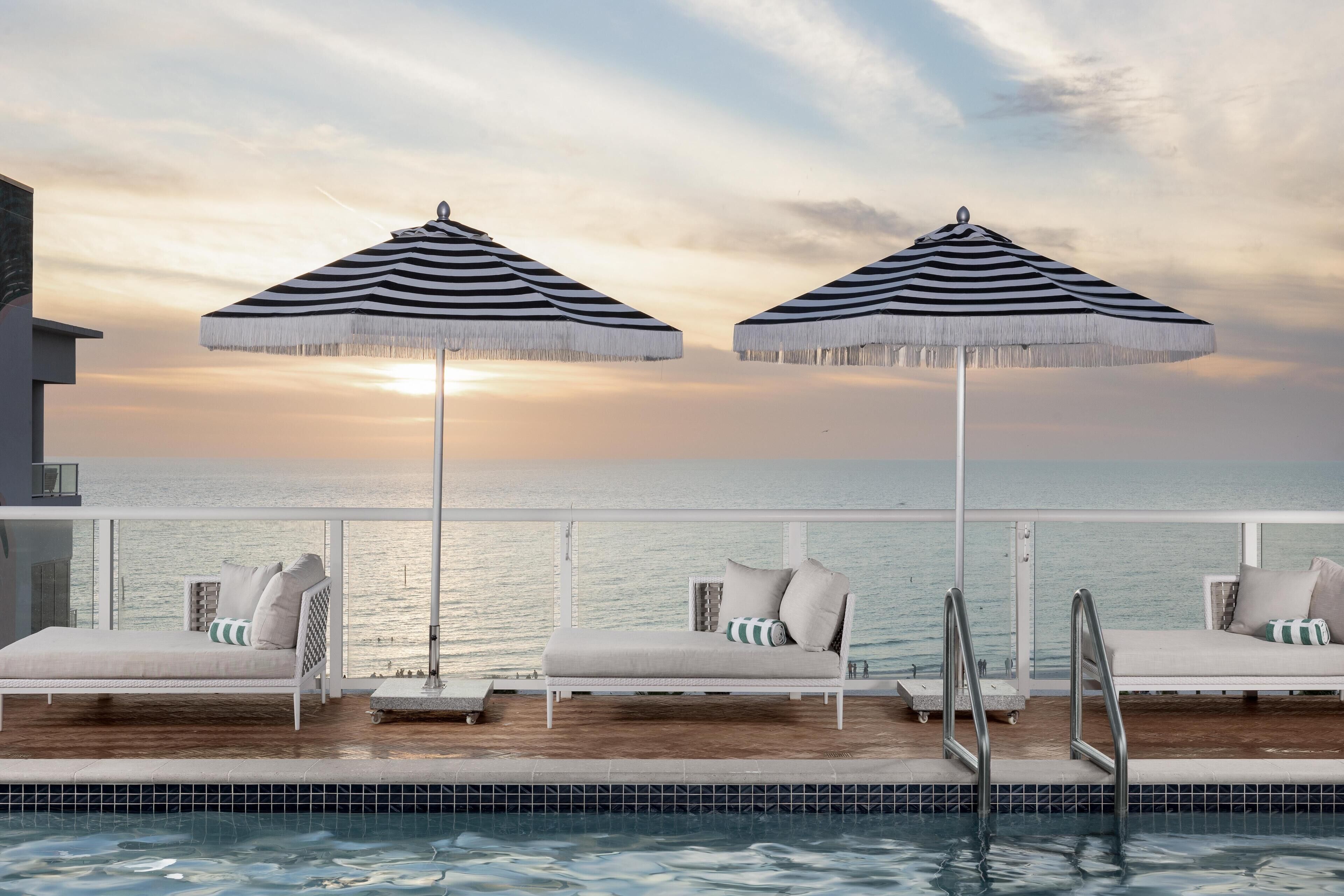 Piscine extérieure, parasols de plage, chaises longues