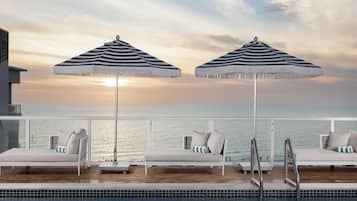 Piscine extérieure, parasols de plage, chaises longues