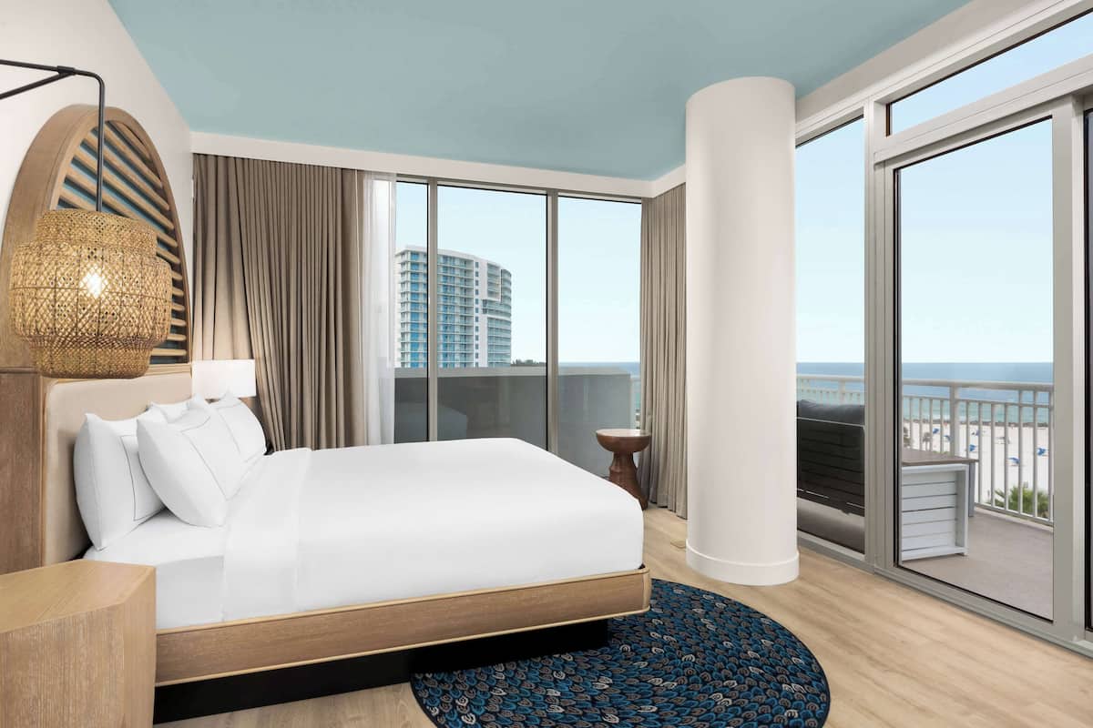 SUPERIOR 1 KING OCEANFRONT W/BALCONY