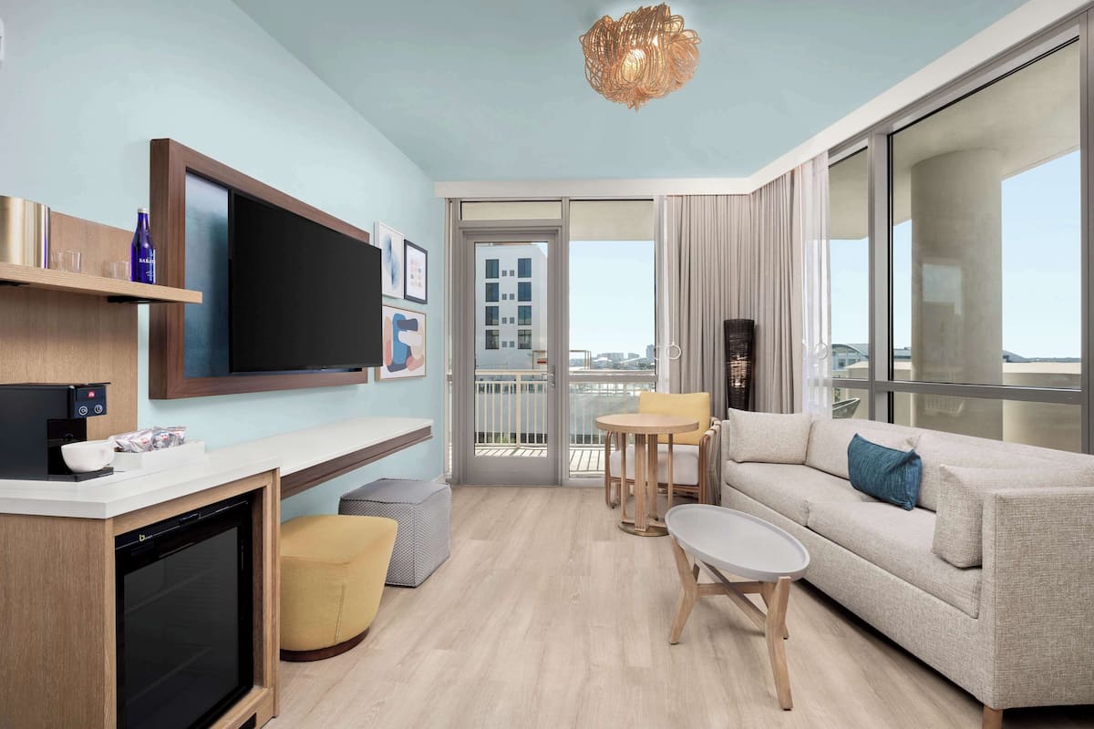 2BR 1K/1Q PARLOR SUITE MOBILITY ACCESS 3X3SHW | Living area