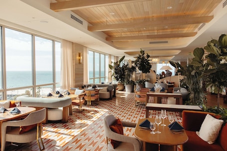 Se sirven desayunos, almuerzos y cenas. The Hiatus Clearwater Beach, Curio Collection By Hilton