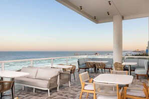 Terrace/patio - The Hiatus Clearwater Beach, Curio Collection By Hilton (Clearwater Beach)