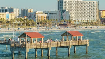 Plage à proximité, sable blanc, serviettes de plage