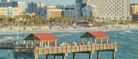 Playa en los alrededores, playa de arena blanca y toallas de playa