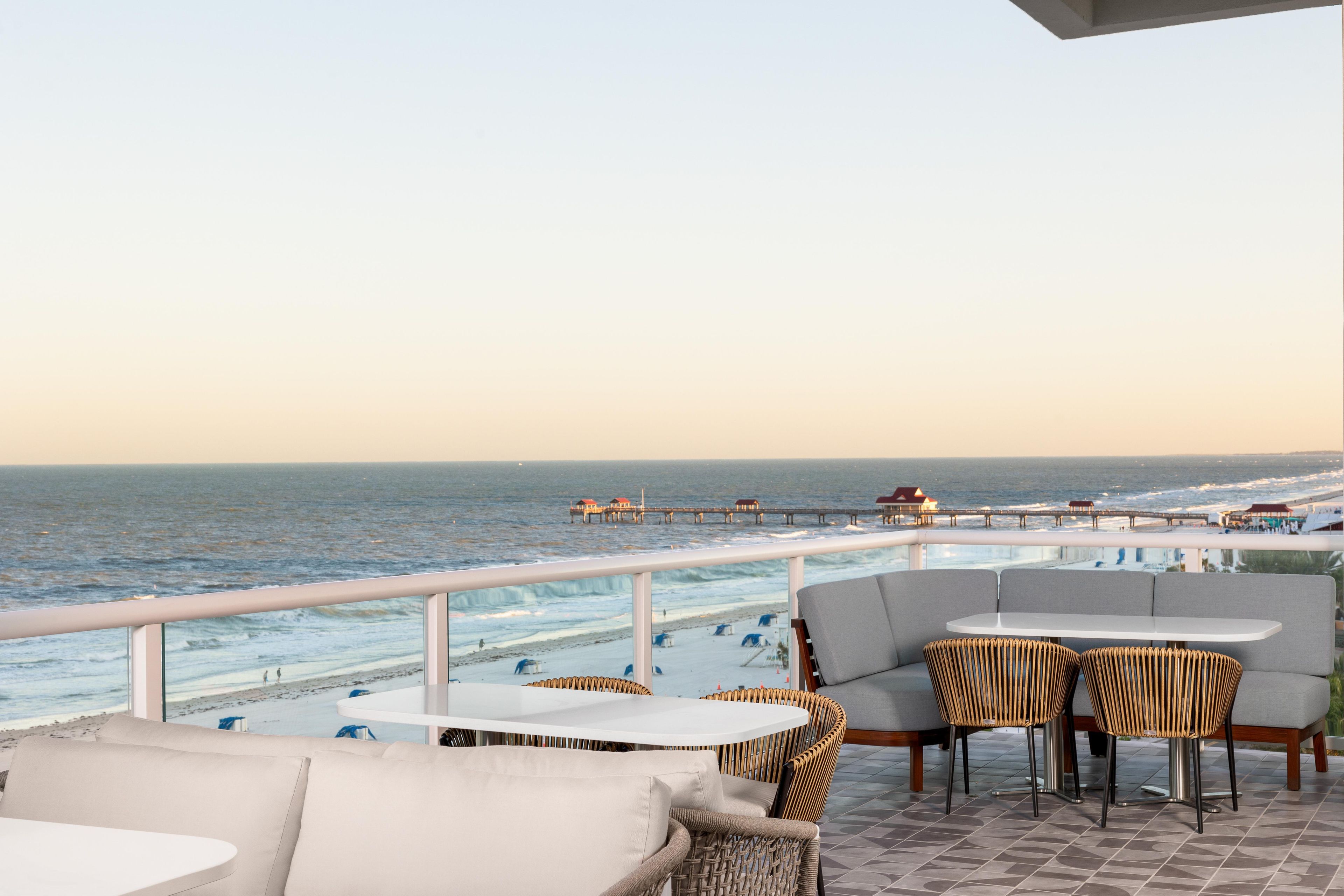 Eine Terrasse am Meer mit Sitzgelegenheiten und Blick auf den Ozean.