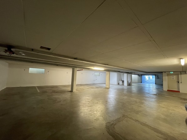 Estacionamento sem manobrista (sujeito a cobrança): EUR 10 por diária
