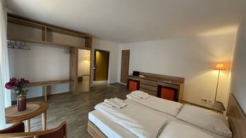 Chambre Confort Double ou avec lits jumeaux | Literie de qualité supérieure, bureau