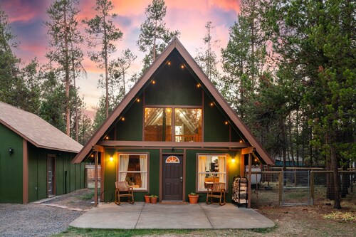 Cozy A frame cabin near the Deschutes River. 