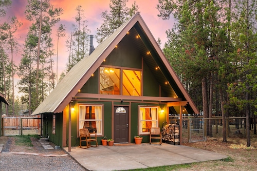 Cozy A frame cabin near the Deschutes River. 