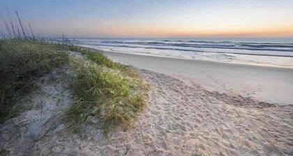 Walk to Nights of Lights & Historic Downtown, Beach & Amphitheater Nearby