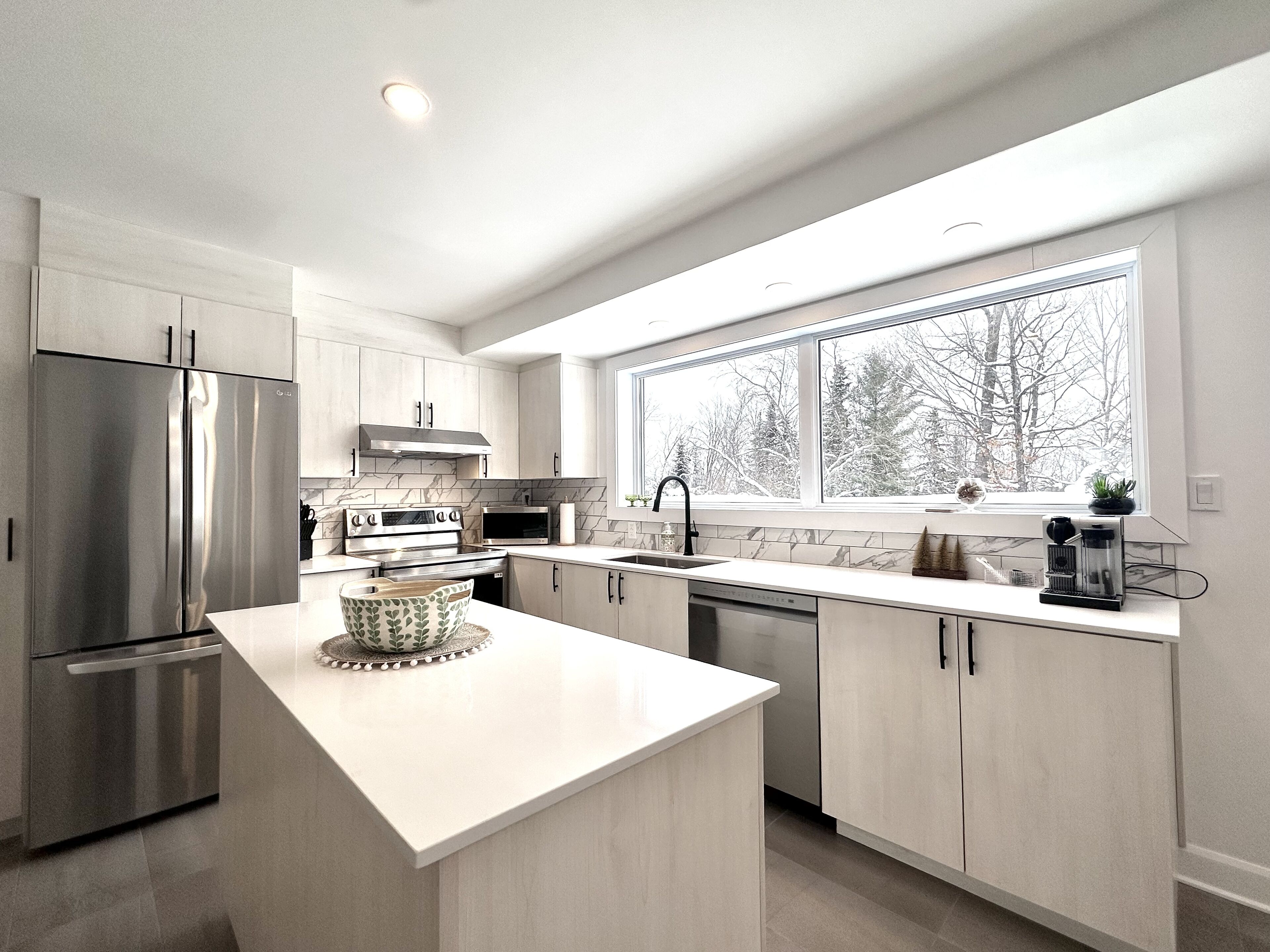 Refrigerador, microondas, horno y parrilla de estufa 