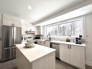 Jääkaappi, mikroaaltouuni, uuni, liesi