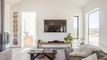 Smart TV, fireplace