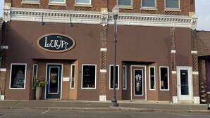 Ein zweistöckiges Backsteingebäude mit dem Schriftzug "Luyn".