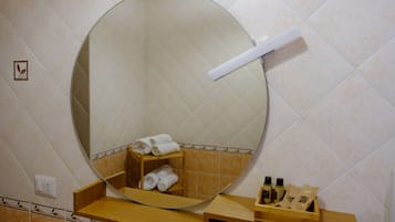 Vierbettzimmer | Badezimmer | Duschwanne, Haartrockner, Hausschuhe, Bidet