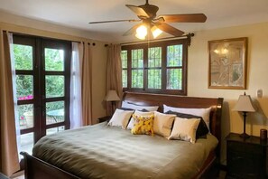 3 quartos, cofres nos quartos, ferros/tábuas de passar roupa