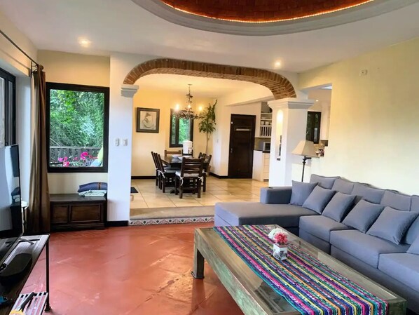 Smart TV, lareira, videogames, livros