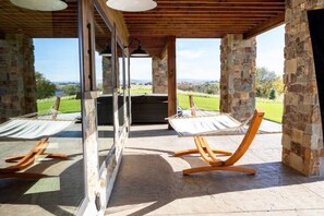 Terrace/patio - Elegant Grand Cabin w/ Hot Tub
 (Ashton)