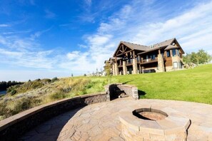 Property grounds - Elegant Grand Cabin w/ Hot Tub
 (Ashton)