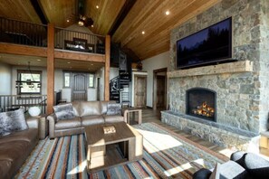 Smart TV, chimenea, futbolito, mesa de ping pong