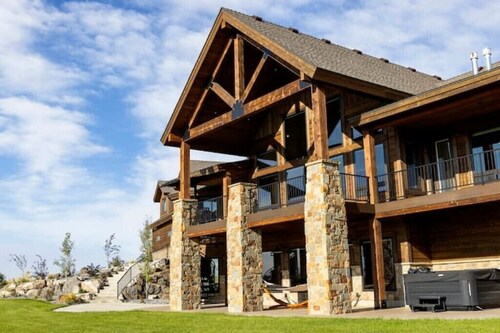 Elegant Grand Cabin w/ Hot Tub
