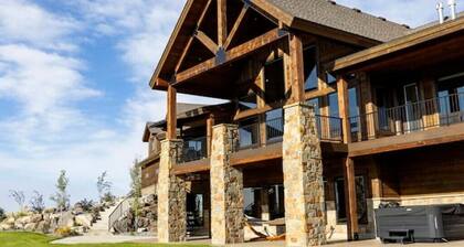 Elegant Grand Cabin w/ Hot Tub