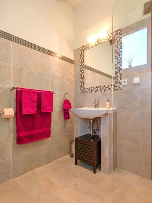 HandtĂŒcher, Seife, Shampoo, Toilettenpapier