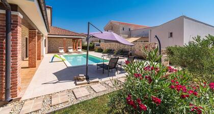 Holiday Home Muline - four bedroom house with a swimming pool