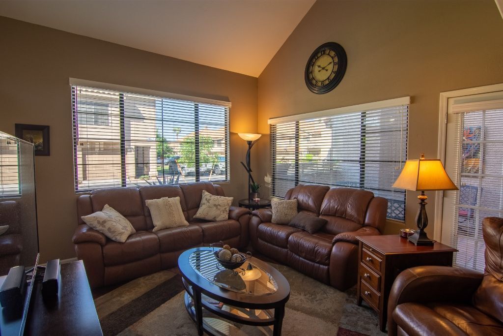 Smart TV, fireplace, DVD player, books