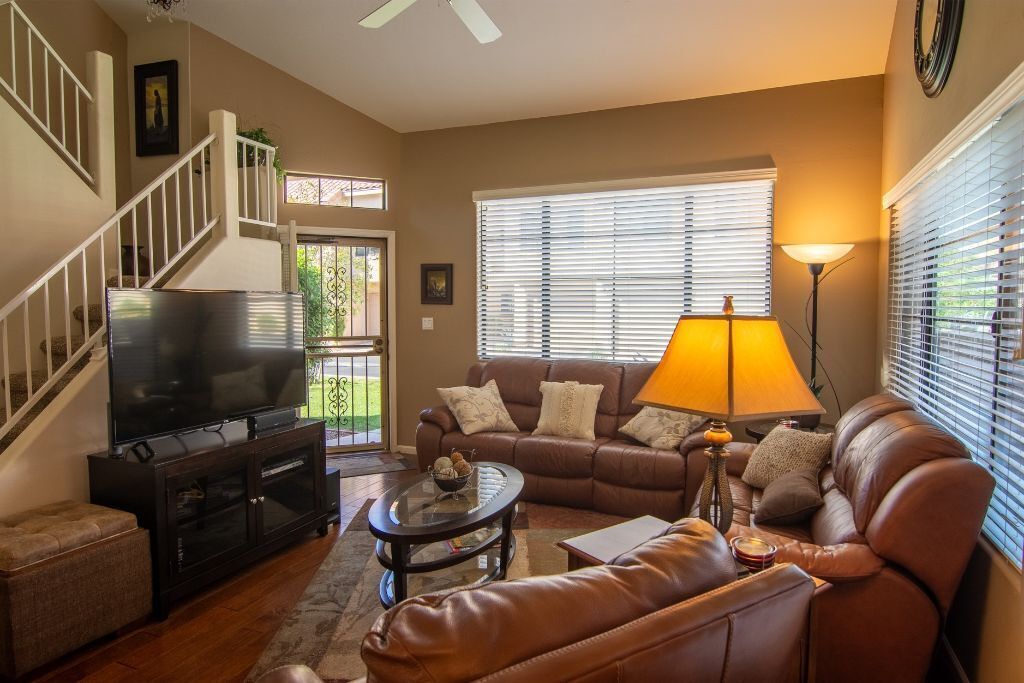 智能电视、壁炉、DVD 播放器、书