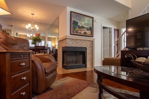 BEAUTIFUL MESA PROPERTY-Easy Access-Garage EV Chrg/Patio/Pool/Hot Tub/30-DAY MIN