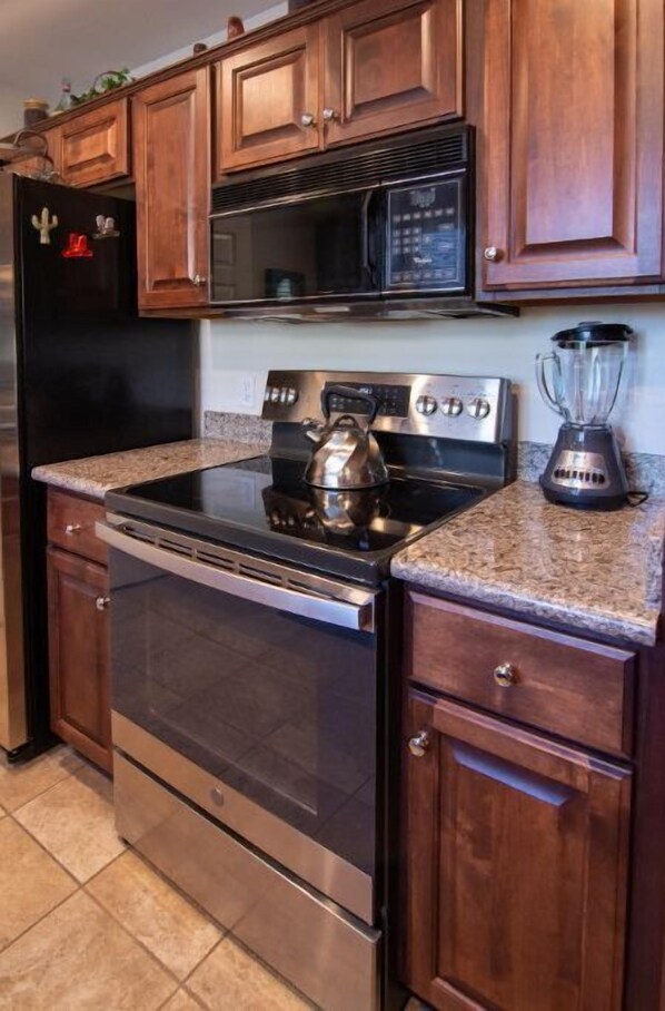 Refrigerador, microondas, horno y parrilla de estufa 