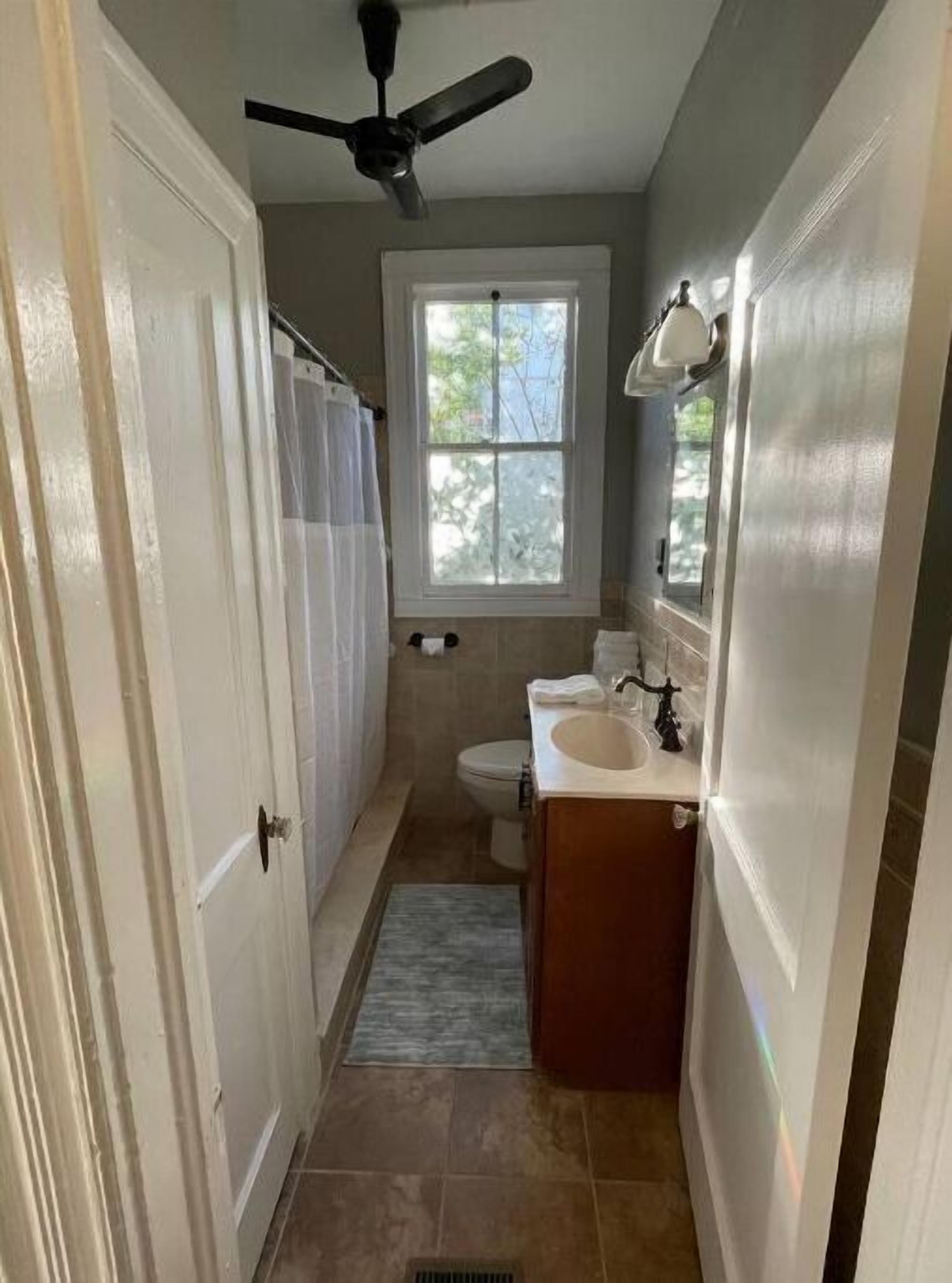 Secadora de cabello, toallas, jabón, shampoo 