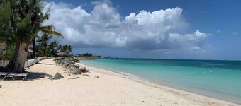 Modern Chic 1 bedroom Cottage -walk to beach