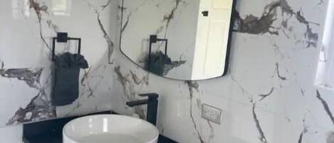 Een haardroger, handdoeken, zeep, toiletpapier