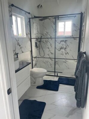Haartrockner, Handtücher, Seife, Toilettenpapier