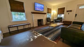 Smart TV, caminetto, studio