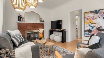 TV connectée, cheminée, lecteur de DVD, baby-foot