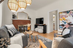 Smart TV, caminetto, lettore DVD, tavolo da calcetto