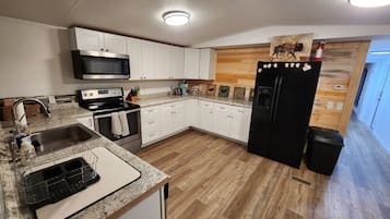 Geladeira, micro-ondas, fogão, cooktop